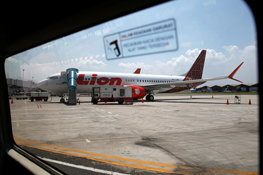 Bir uçak camından çekilen fotoğrafta Boeing 737 MAX 8 tipi yolcu uçağı görünüyor.
