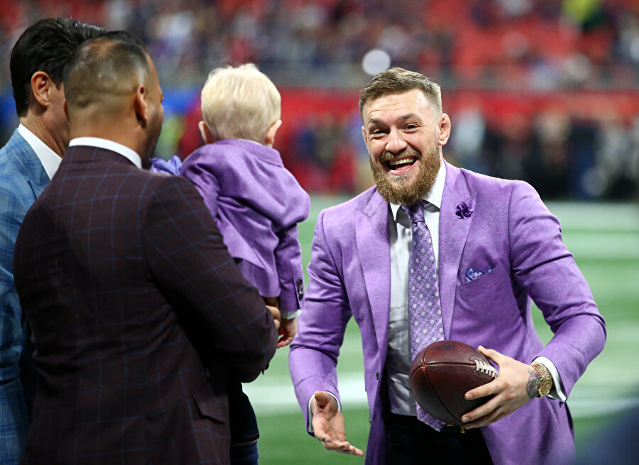 McGregor, Super Bowl'da arkadaşlarıyla şakalaşıyor.