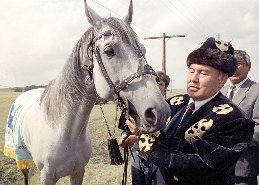 Nazarbayev, ülkeyi 30 yıl yönetti.