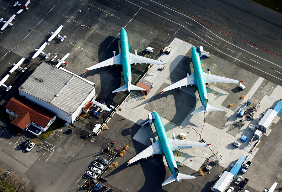 737 MAX 8 tipi uçaklar Boeing fabrikasında park edilmiş halde görünüyor.