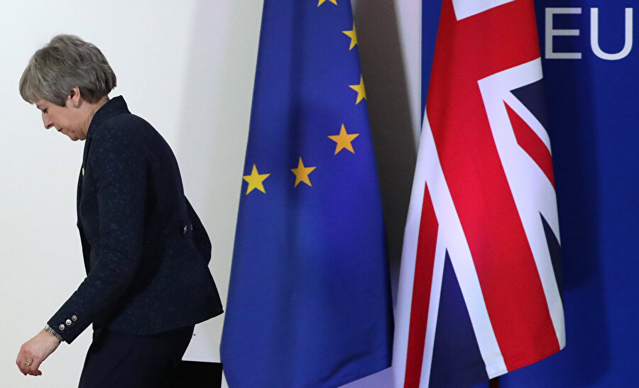 İngiltere Başbakanı Theresa May, Brüksel'de yaptığı konuşmanın ardından sahneden inerken görünüyor.