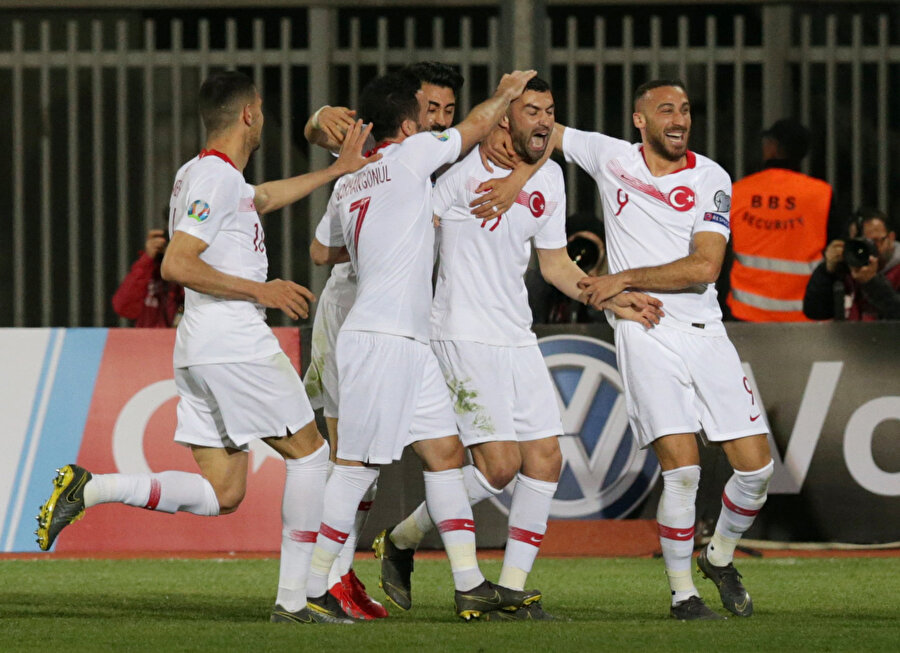 Milli futbolcuların gol sevinci.