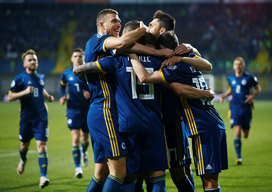 Bosna Hersekli futbolcuların gol sevinci.