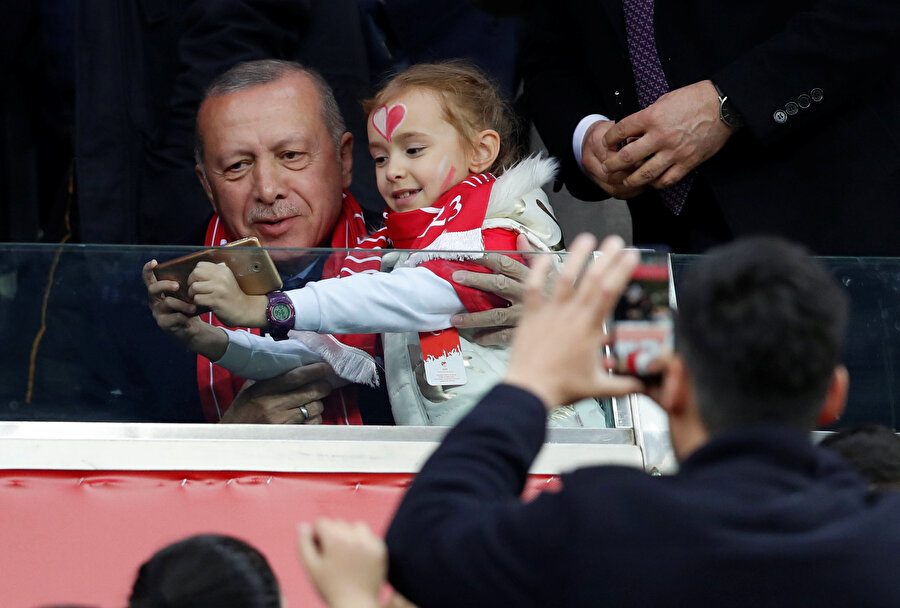 Cumhurbaşkanı Erdoğan, tribünde minik bir taraftarla selfie çekilmeyi ihmal etmedi.