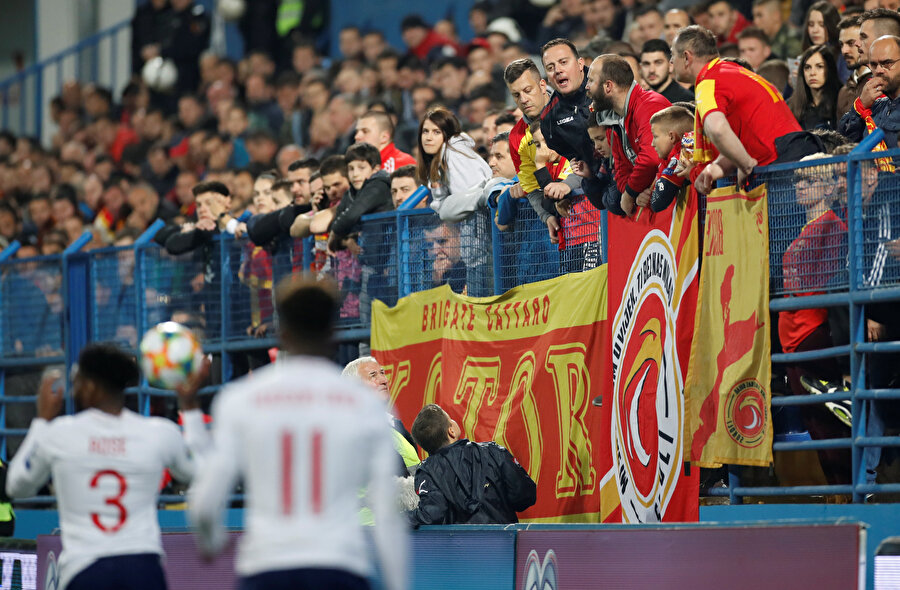 Karadağ tribünler, İngiliz futbolculara sataşıyor.