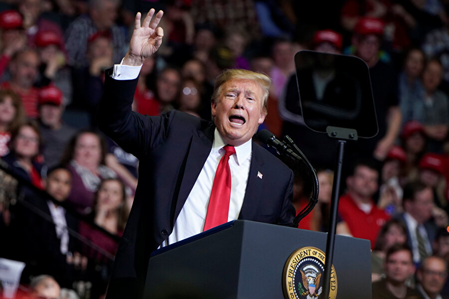 ABD Başkanı Donald Trump konuşma yaptığı sırada görünüyor.