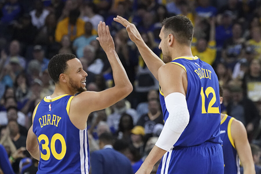 Stephen Curry 25 sayı, 5 ribaunt, 6 asistlik performansıyla galibiyette ön plana çıktı.