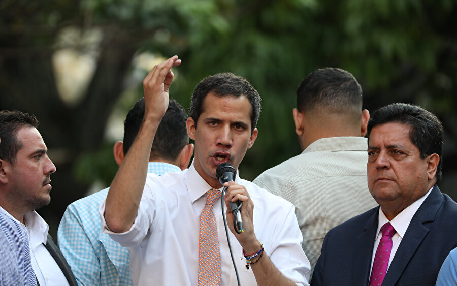 Kendini geçici devlet başkanı ilan eden Juan Guaido konuşma yaparken görünüyor.