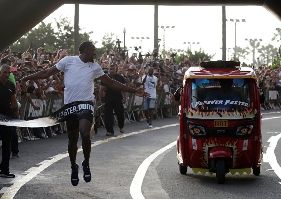 Usain Bolt, tripotörle yaptığı yarışı kazandı.