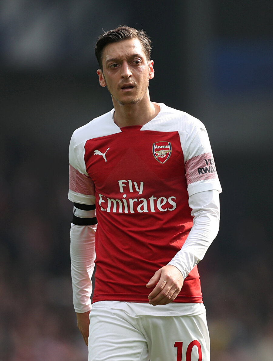 Mesut Özil kariyerini İngiltere'de sürdürüyor.