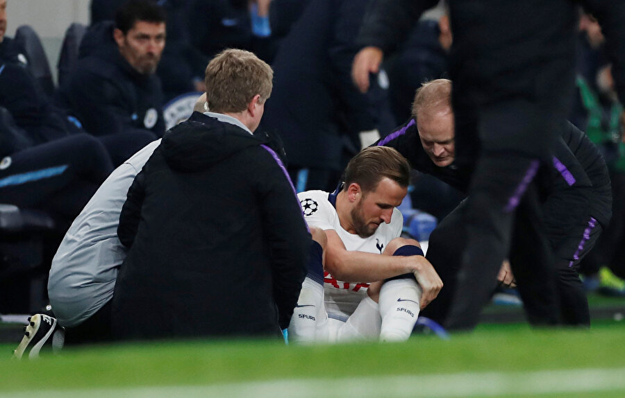 Harry Kane'in tedavisi saha kenarında yapılıyor.