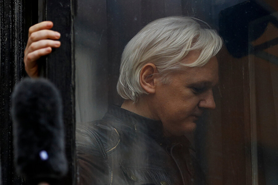 Julian Assange, gözaltına alındı.