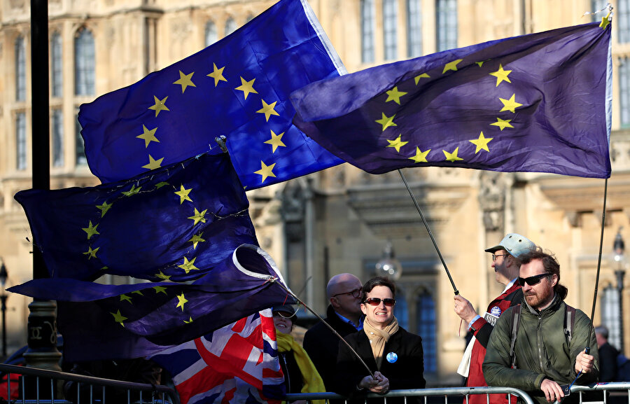 AB bayrakları ile Brexit karşıtı iki kişi objektiflere böyle yansıdı.