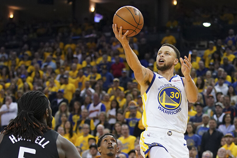 Stephen Curry, sergilediği performansla tarihe geçti.