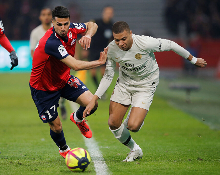 Mbappe (sağda) rakibi Zeki Çelik ile mücadele ederken.