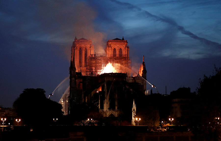 Paris itfaiyesi Notre Dame Katedraline müdahale ederken görünüyor.