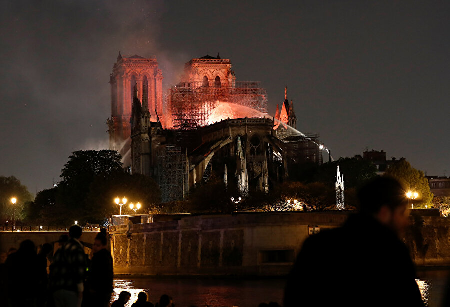 Notre Dame Katedrali alevlere teslim oldu.