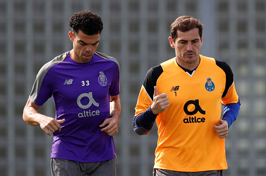 Casillas, antrenmanda Beşiktaşlı eski futbolcu Pepe ile birlikte.