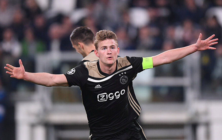 De Ligt, Juventus'a attığı golün sevincini yaşıyor.