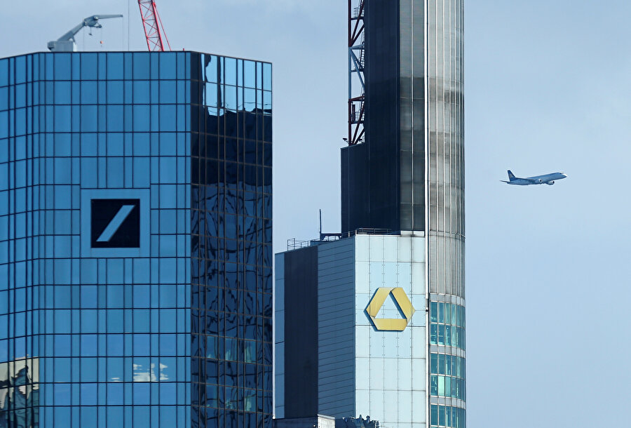 Deutsche Bank ve Commerzbank binaları yan yana görünüyor.