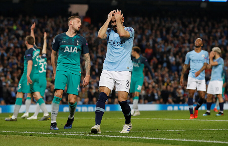 Manchester City'li futbolcular elendikten sonra büyük üzüntü yaşadılar.
