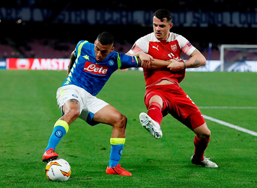 Kupanın favorilerinden Arsenal, Napoli'yi saf dışı bıraktı.