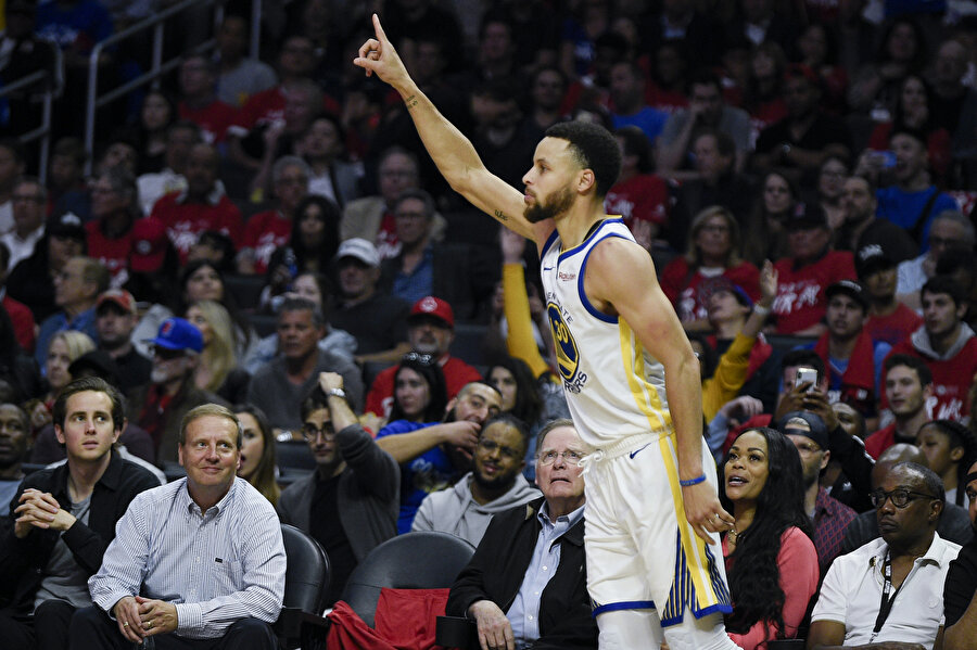 Stephen Curry 21 sayı üretti.