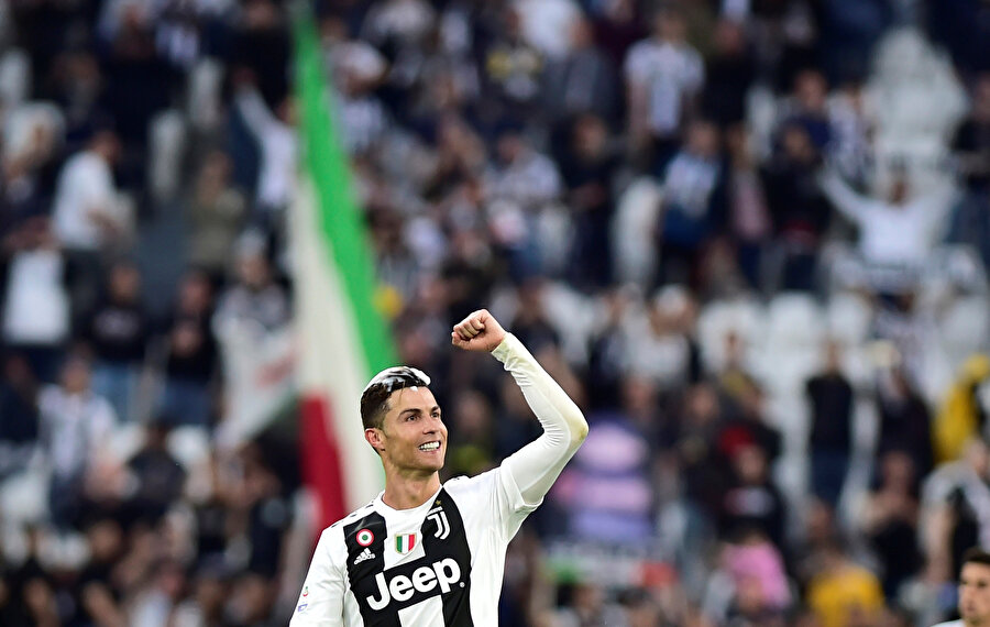 Cristiano Ronaldo şampiyonluk sevincini taraftarlarla paylaşıyor.