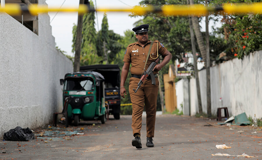 Sri Lanka'da patlamaların olduğu bir bölgede polis memuru görünüyor.