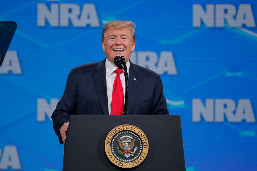 Donald Trump konuşma yaptığı sırada görünüyor.