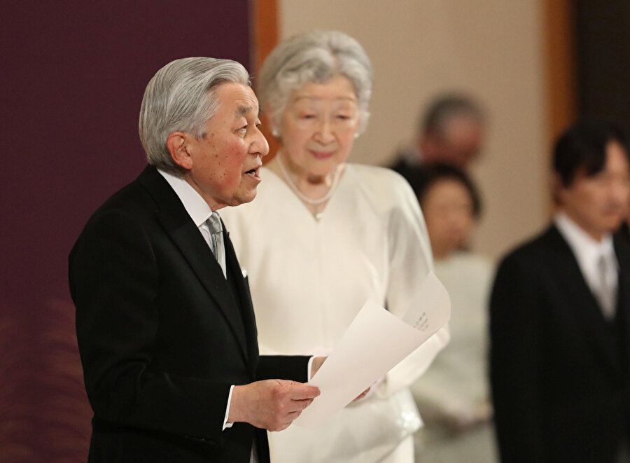 Akihito törene eşi Miçiko Şoda ile katıldı.