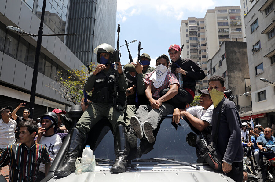 Venezuela'daki darbe girişimine destek veren halk askerlerle birlikte görülüyor.