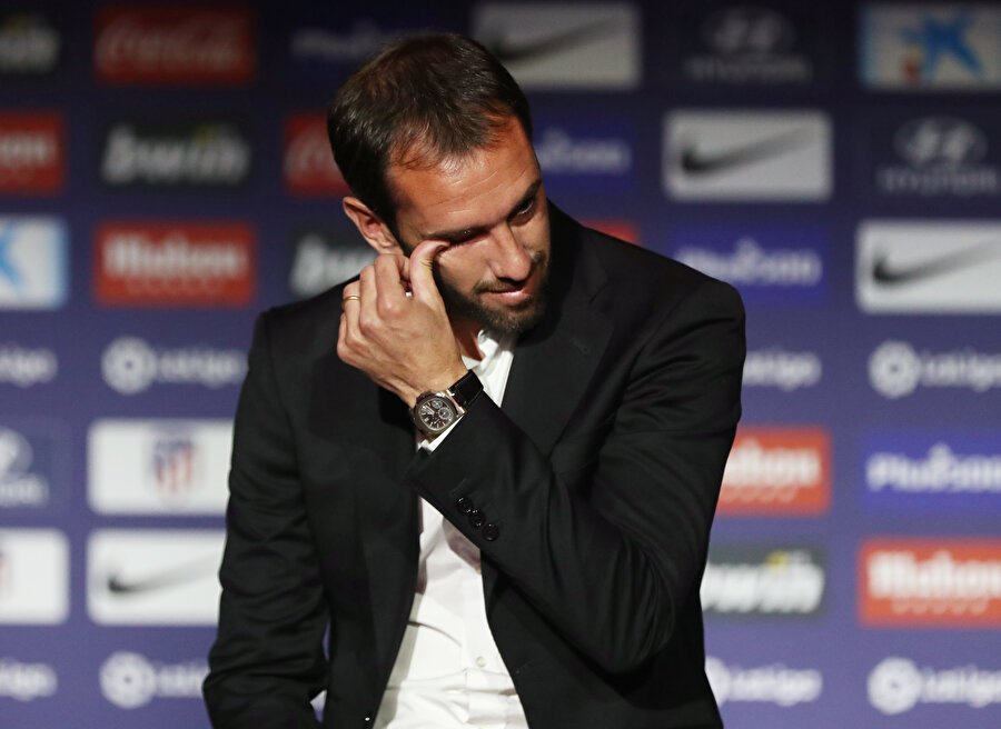 Diego Godin, Atletico Madrid'den ayrılırken gözyaşlarına hakim olamadı.