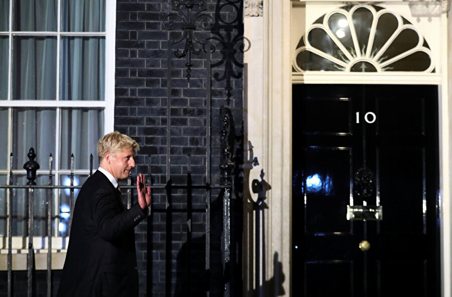 Jo Johnson '10 Numara'ya girerken görünüyor.