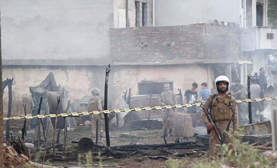 Uçağın evlerin arasına düşmesi sonucu 12 sivil yaşamını yitirdi. -REUTERS