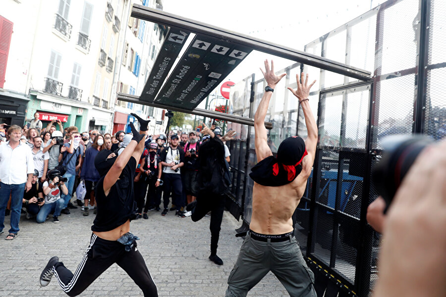 Fransa G7 zirvesi karşıtı protestolara sahne oldu. -REUTERS