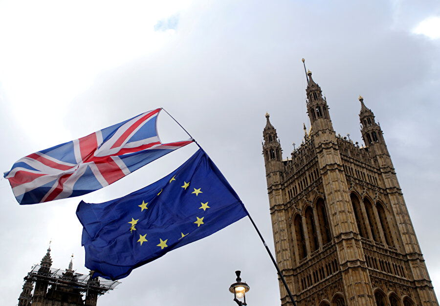 Londra'da Birleşik Krallık bayrağı ve AB bayrağı yan yana görünüyor.