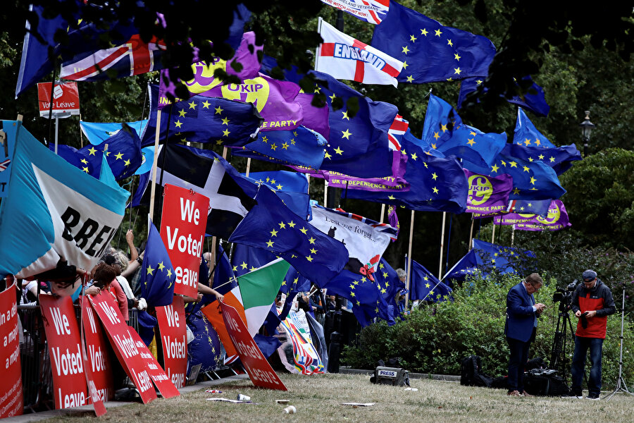 Londra'da düzenlenen Brexit karşıtı gösteride AB bayrakları görünüyor.