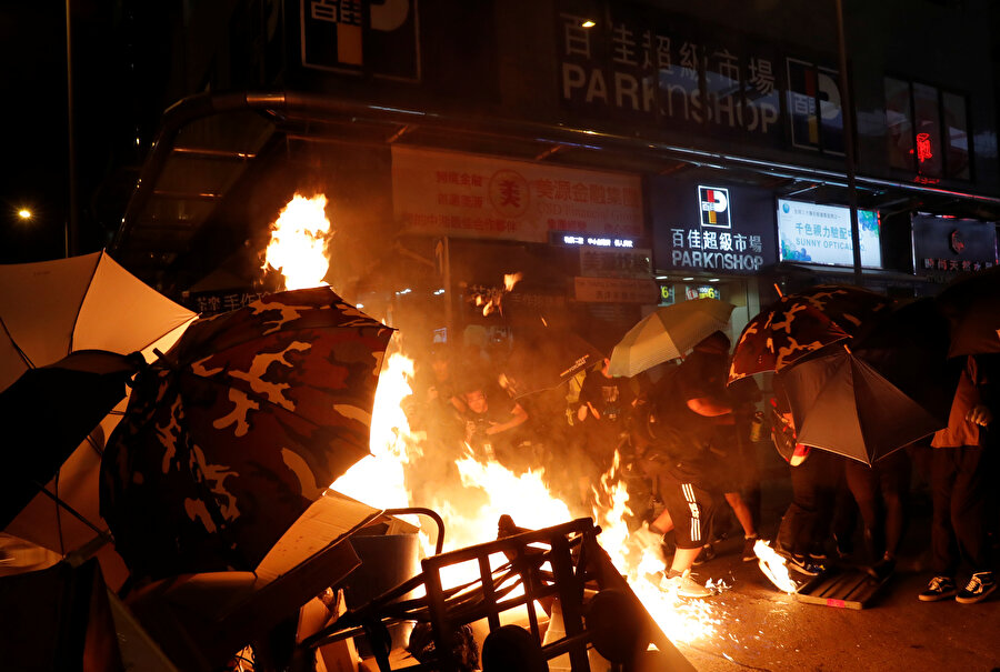 Hong Kong şiddetli gösterilere sahne oluyor.