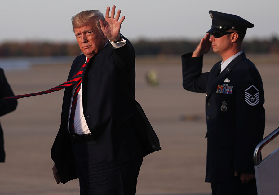 ABD Başkanı Donald Trump gazetecileri selamlarken görünüyor.