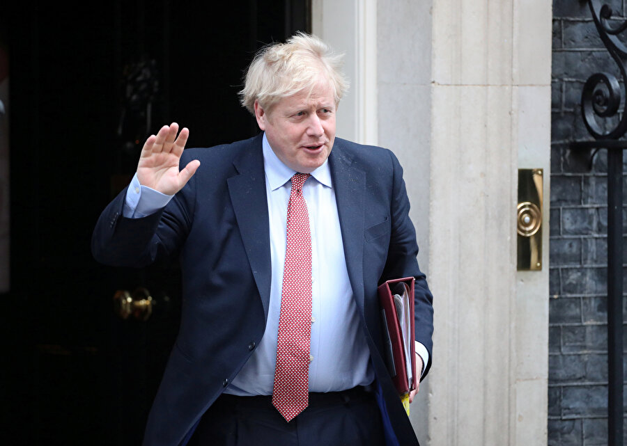 İngiltere Başbakanı Boris Johnson gazetecileri selamlarken görünüyor.