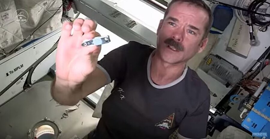 -Tırnaklar elektrikli süpürge gibi vakumlu bir mekanizmanın üzerinde kesiliyor.
