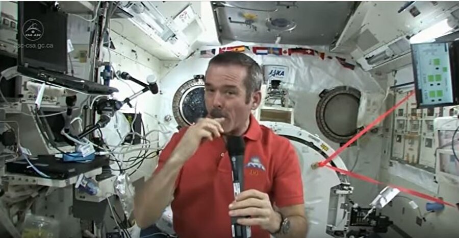 Dişlerin fırçalanması sırasında su kullanılmıyor astronotlar bu soruna macunu yutarak çözüm bulmuş.
