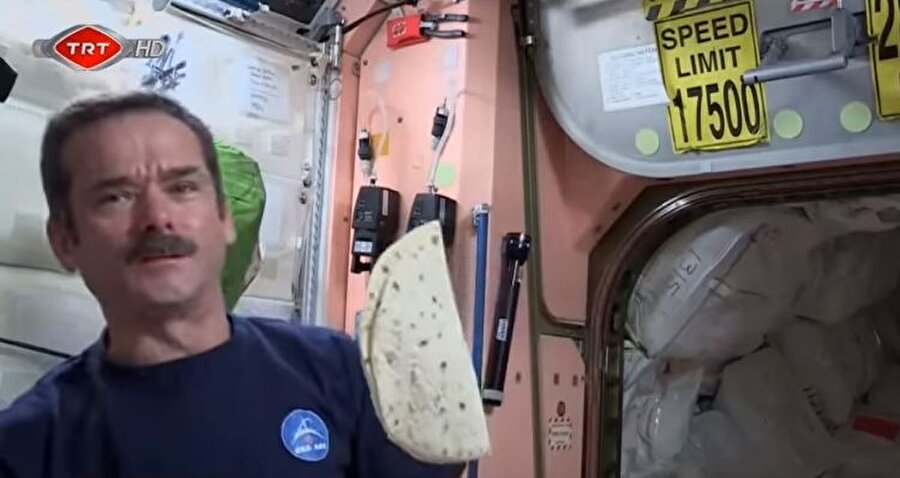 Temizliğin sorun olduğu kapsülün içinde somun ekmeğinin kırıntılarından kaçınmak için sadece lavaş ekmek kullanılıyor.
