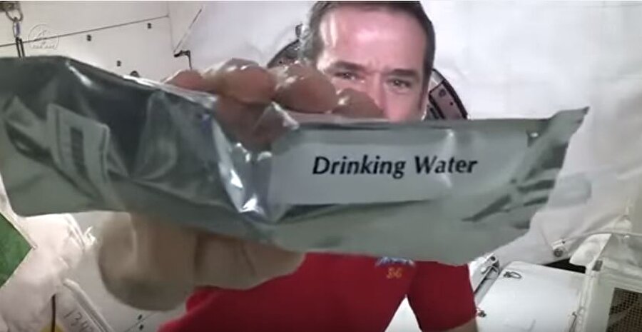 Su ve kahveler kapalı paketlerde pipet yardımı ile içiliyor.
