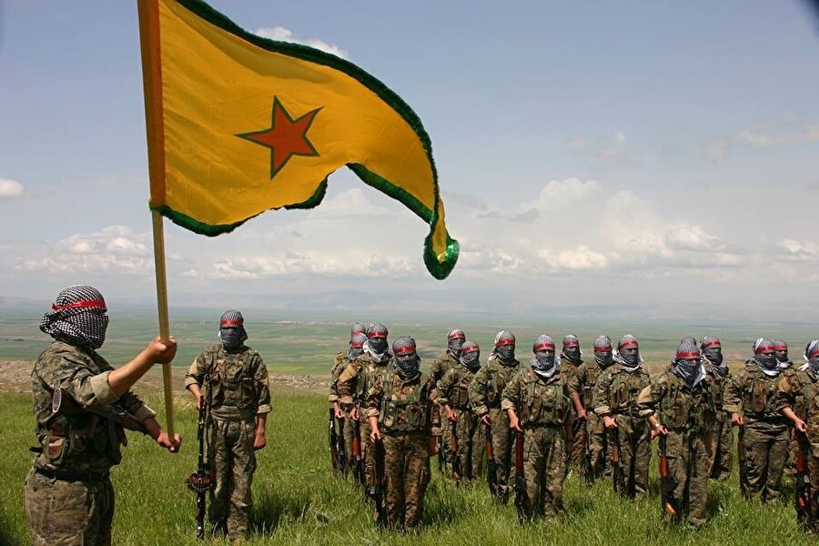 YPG
Suriye'nin doğu ve kuzeydoğusunda bulunan ve PYD'nin (Demokratik Birlik Partisi) silahlı kanadı Kürt birliklerin oluşturduğu grup. Son olarak terör örgütü PKK'nın Suriye'deki uzantısı PYD'ye yakınlığıyla bilinen gruplar "Suriye Demokratik Güçleri" adı altında birleşti. YPJ, Suriye Arap Koalisyonu'nu oluşturan Ceyş el Suvar, Burkan el Fırat, El Sanadid, El Cezire Tugayları ve Süryani Askeri Konseyi'nin oluşturduğu 5 grubun SDG çatısı altında birleştiğini duyuran örgüt, bünyesine kattığı grupların içinde, testten geçirilmiş Arap ve Süryaniler de bulunuyor.
