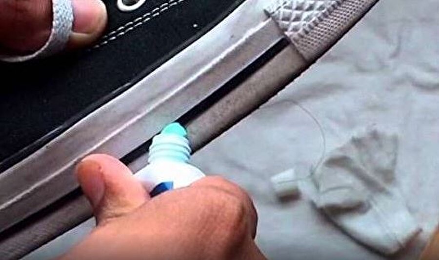 Ayakkabılarınızın çıkmayan lekelerini diş macunu ve diş fırçası ile daha kolay temizleyebilirsiniz
