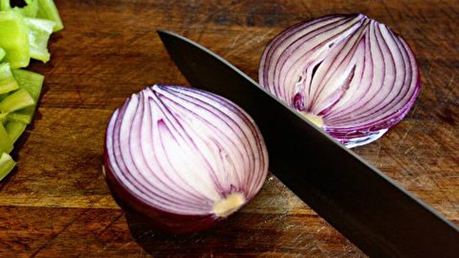 Yemek yaparken ellerinize sinen soğan - sarımsak gibi kokulardan diş macunu ile kurtulabilirsiniz. Ellerinizi diş macunu ile yıkadığınızda kokulardan eser kalmadığını göreceksiniz.
