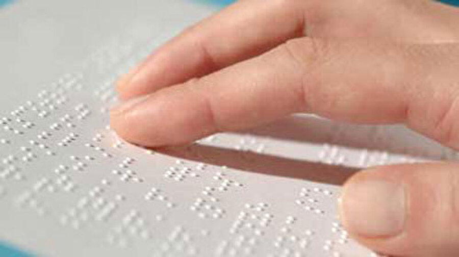 Körler alfabesi
1909 yılında Fransa'da Louis Braille, daha 3 yaşındayken gözlerini kaybetti. Paris'te Kör Gençlik Enstitüsine devam ederken kitap okumayı sağlayacak bir format olmalı diye düşünmeye başladı. Karanlıkta, savaş mesajlarını okumayı sağlayan tasarlanmış askeri kod üzerine çalışmaya başladı. 1924 yılında, 15 yaşındayken ilk körler alfabesini ortaya çıkardı. Bugün hala, Braille'in alfabesi körler tarafından kullanılmaktadır.