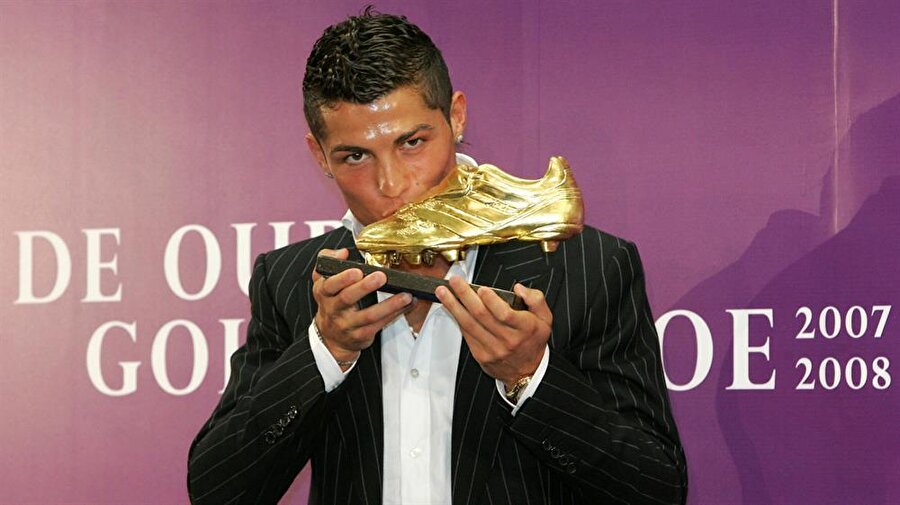 Portekizli oyuncu, 2012’de de kazandığı Altın Ayakkabı ödülünü açık artırmayla satışa çıkarmış ve elde ettiği 1.5 milyon Euro’yu Filistinli çocuklara okul yapılması için bağışlamıştı.
